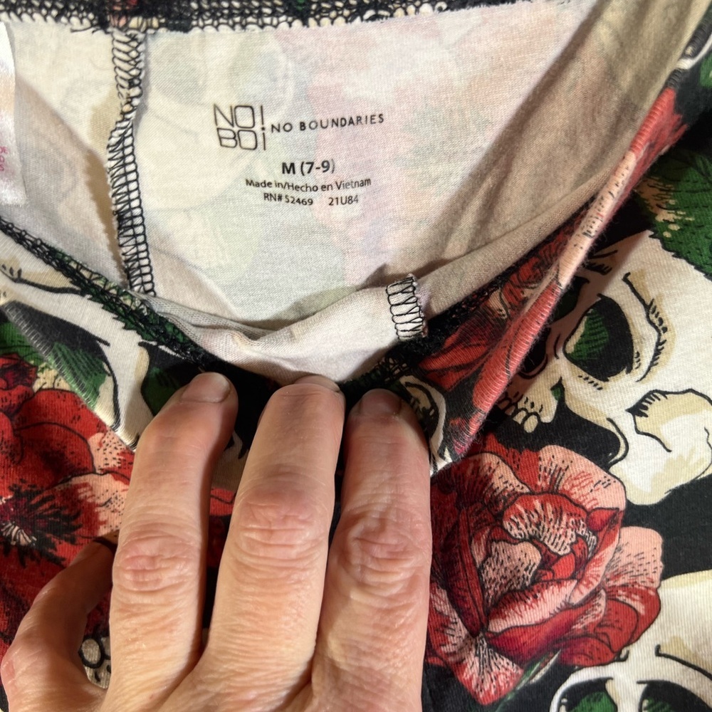 No Boundaries Red and Black Skull Floral Kids Leggings - Picture 2 of 2